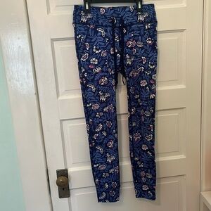 aerie blue, white, and pink patterned soft leggings in women’s size M